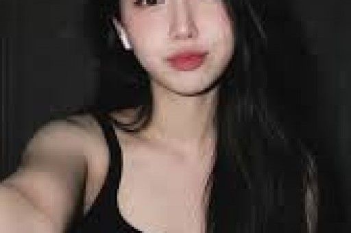 关晓彤啤酒节裙子短到捂裆2599元穿出尴尬助理拿黑布全程遮挡